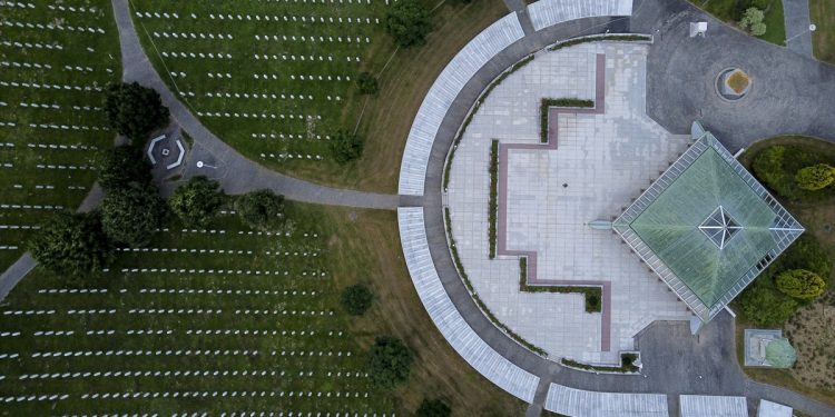 Mezarje Memorijalnog centra Srebrenica iz zraka: Bijeli nišani svjedoci genocida nad Bošnjacima