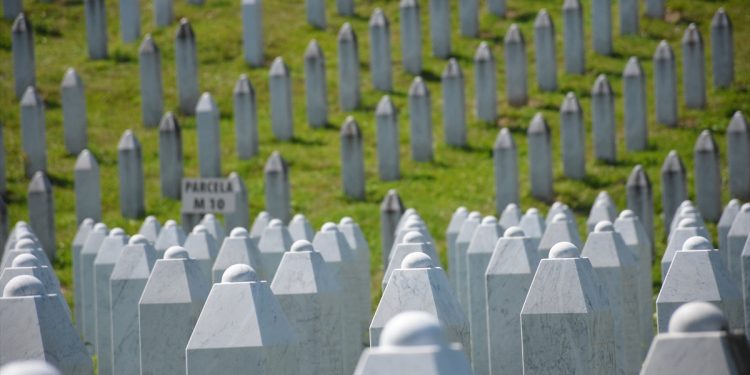 Mezarjem u Potočarima ponovo zavladala tišina: Bijeli nišani ostaju kao trajni svjedok genocida u Srebrenici