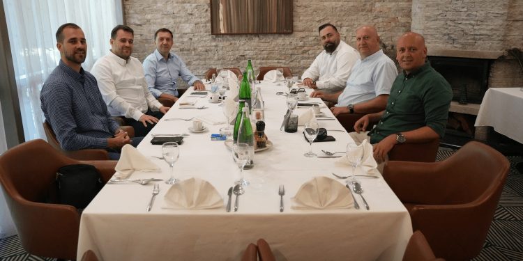 Prijateljski radni ručak predstavnika Veleža i Željezničara