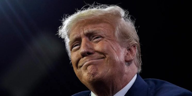 Trump ne bira sredstva: Pokrenuo je prljavu kampanju protiv Harris, od preljube do seks-skandala