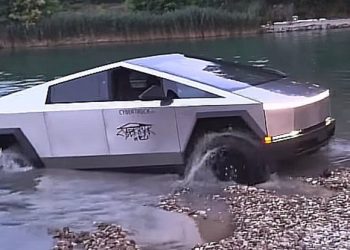 U Slovačkoj testirali Cybertruck, auto zaglavio na obali jezera