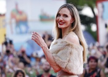 Angelina Jolie izgleda ekstremno mršavo: Duga haljina skrivala je njenu krhku figuru, a onda je pokazala jezivo tanke ruke