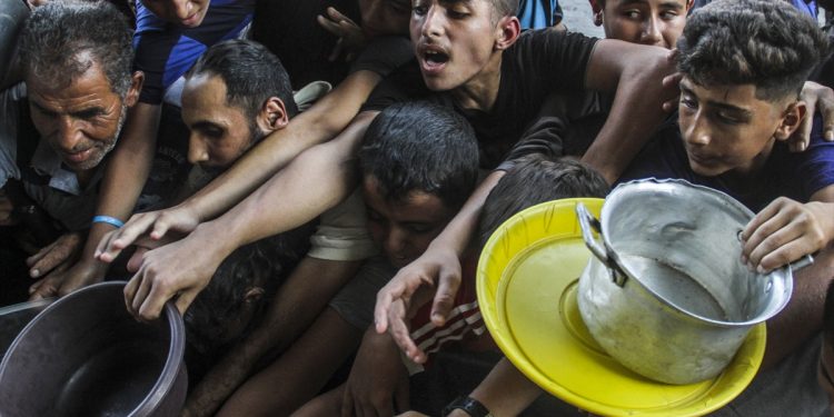 Dirljive slike stižu iz Palestine: Djeca čekaju u redu za hranu