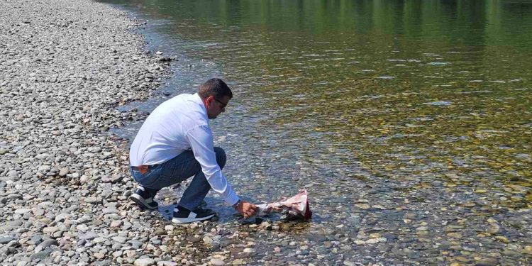 Hurtić simbolično položio 11 ruža u rijeku Drinu odajući počast stradalim migrantima