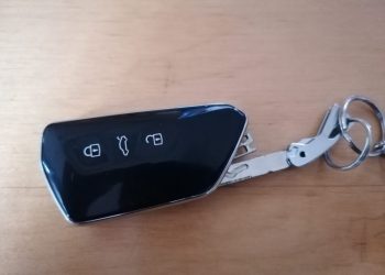 Kako otključati i pokrenuti vozilo kada se isprazni baterija na daljinskom upravljaču