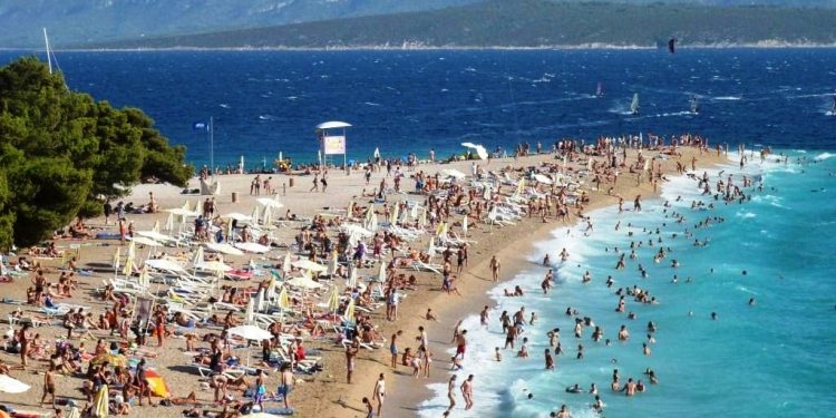 Loša sezona na Jadranu, mještani kukaju i krive ‘mlade partijanere, Euro i Olimpijske igre’ što nemaju gostiju