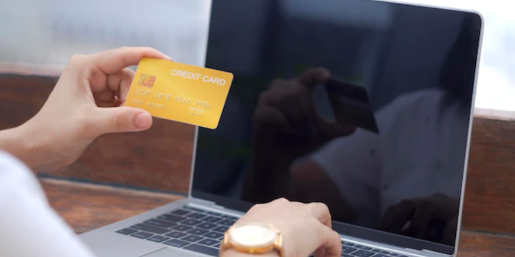 MUP RS upozorava: Sve više prevara putem interneta, pazite šta online kupujete karticom