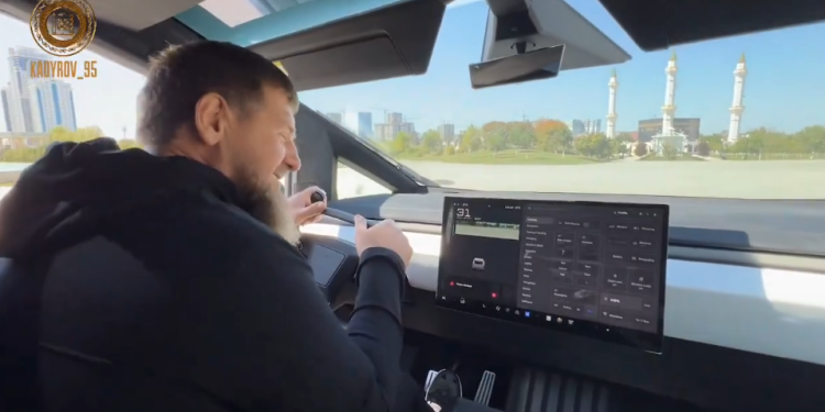 Musk ljutito negira da je čečenskom gospodaru rata poklonio Tesla cybertruck: ‘Jesi li toliko retardiran da u to vjeruješ’