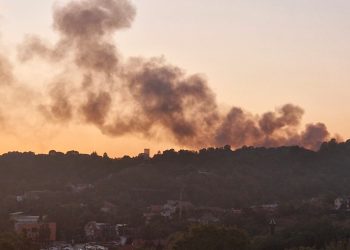 Ogroman požar širi se iznad tuzlanskog naselja. Ekipe na terenu