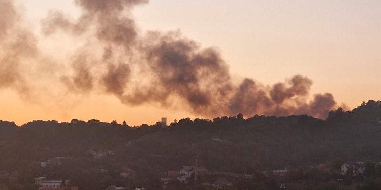 Ogroman požar širi se iznad tuzlanskog naselja. Ekipe na terenu