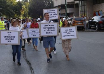 Radnici Nacionalne i univerzitetske biblioteke BiH izašli na ulice: Uputili kritiku nadležnima na svim nivoima vlasti