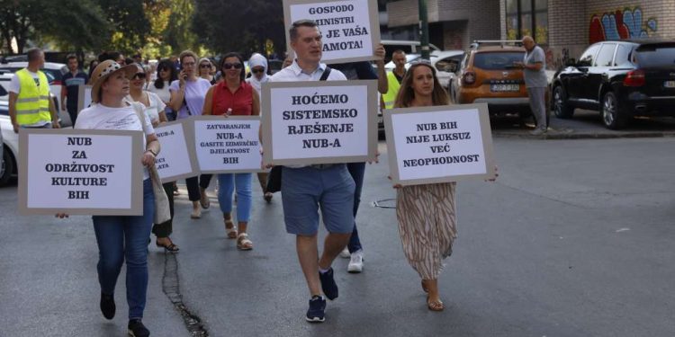 Radnici Nacionalne i univerzitetske biblioteke BiH izašli na ulice: Uputili kritiku nadležnima na svim nivoima vlasti