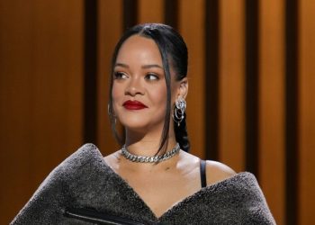 Rihanna privukla pažnju neobičnim outfitom: ‘Šta joj to visi preko nogu’