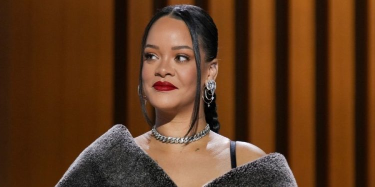 Rihanna privukla pažnju neobičnim outfitom: ‘Šta joj to visi preko nogu’
