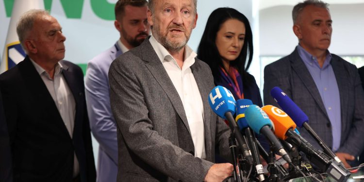 SDA: Kupovina luksuznih automobila za premijera i ministre u FBiH je vrhunac bahatosti