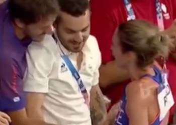 Srušila vlastiti rekord pa kleknula pred dečka i zaprosila ga pribadačom