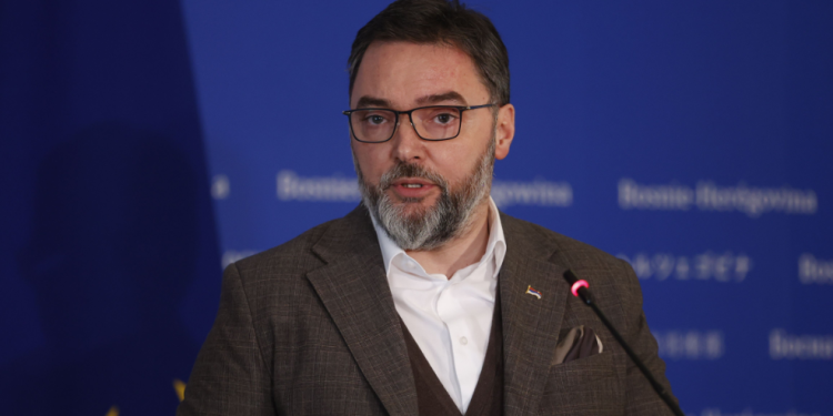 Staša između čekića i nakovnja: Košarca stegle dvije struje SNSD-a