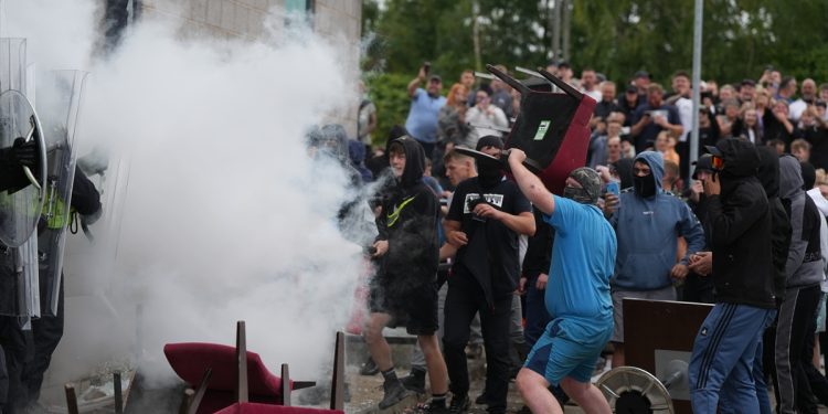 Ujedinjeno Kraljevstvo gori, rulja je preuzela ulice. Kako je haos uopće krenuo?