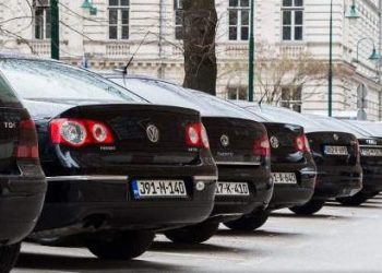 Federalno ministarstvo prometa i komunikacija prodaje 13 vozila: Najstarija Lada Niva 28 godina, najmlađi Audi 14 godina