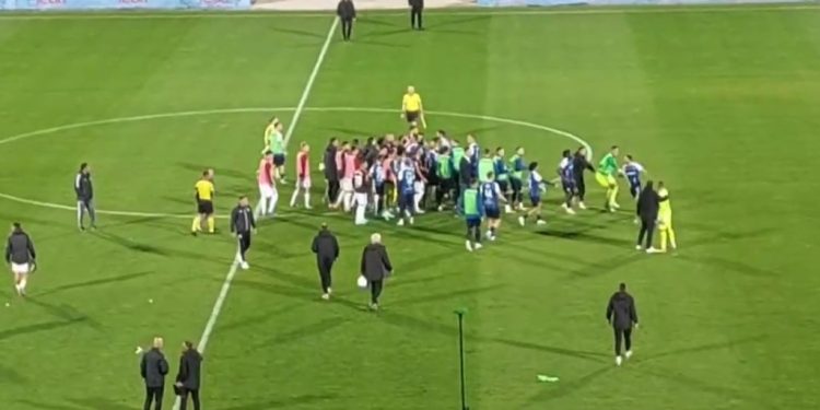 Haos na Koševu: Naguravanje i sukob fudbalera Sarajeva i Željezničara nakon utakmice!