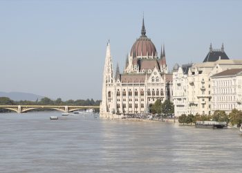 Mađarska: Vrhunac plavnog talasa na Dunavu u Budimpešti