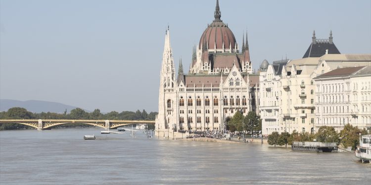 Mađarska: Vrhunac plavnog talasa na Dunavu u Budimpešti