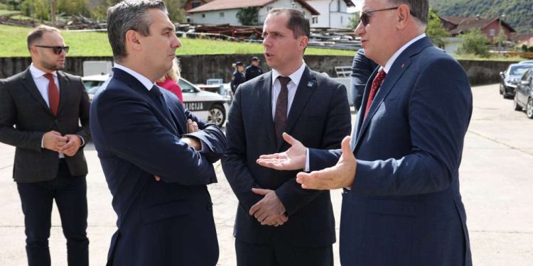 Nikšić službeno u Bihaću, posjetio naftni terminal kako bi se uvjerio u tok radova na modernizaciji