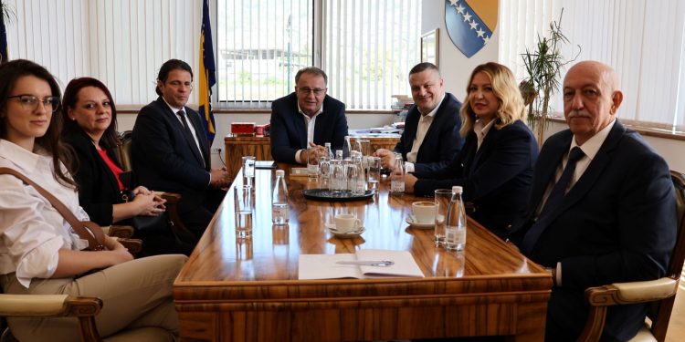 Nikšiću uručena zahvalnica roditelja djece oboljele od spinalne mišićne atrofije: Ovo je najveći znak pažnje za Vladu