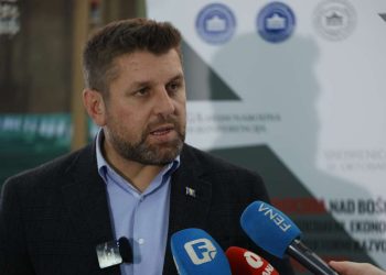 RS uvela novi predmet u osnovne škole, pa će djecu učiti da su Karadžić i Mladić bili heroji, a ne ratni zločinci. Stigla reakcija Ćamila Durakovića