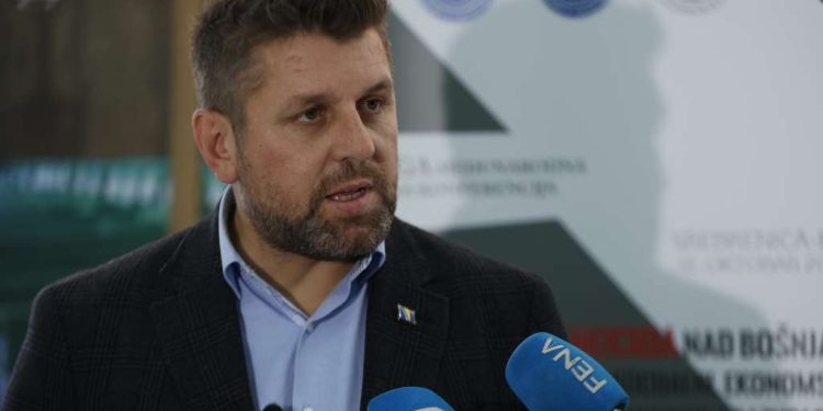 RS uvela novi predmet u osnovne škole, pa će djecu učiti da su Karadžić i Mladić bili heroji, a ne ratni zločinci. Stigla reakcija Ćamila Durakovića
