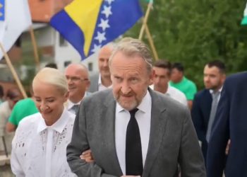 SDA blijedim skupom otvorila kampanju. Izetbegović frustriran optuživao Trojku i prijetio strancima