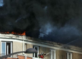 Stanovnici evakuisani nakon požara i eksplozije plina na krovu zgrade