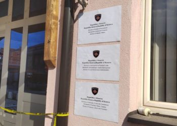 Uprkos upozorenjima: Oznake kosovskih institucija postavljene na zgradama srpskih institucija u Sjevernoj Mitrovici