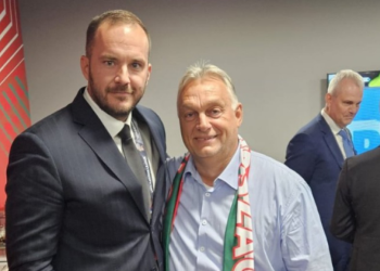 Vico Zeljković sa Viktorom Orbanom na tribinama. Vjerovatno mu je prenio pozdrave od ujke Dodika