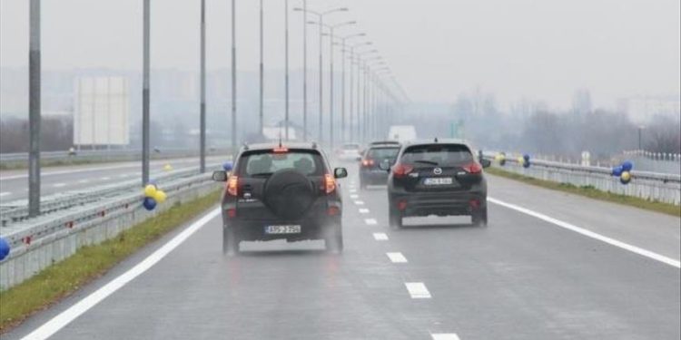 Vozite oprezno! Kolovoz je mjestimično mokar a u kotlinama je smanjena vidljivost zbog magle