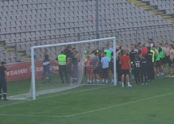 ‘Robijaši’ skinuli dresove igračima Čelika, postrojili ih, a onda im održali govor