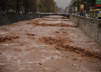 Na snazi narandžasto upozorenje zbog obilnih padavina, moguće izlijevanje vodotoka iz korita