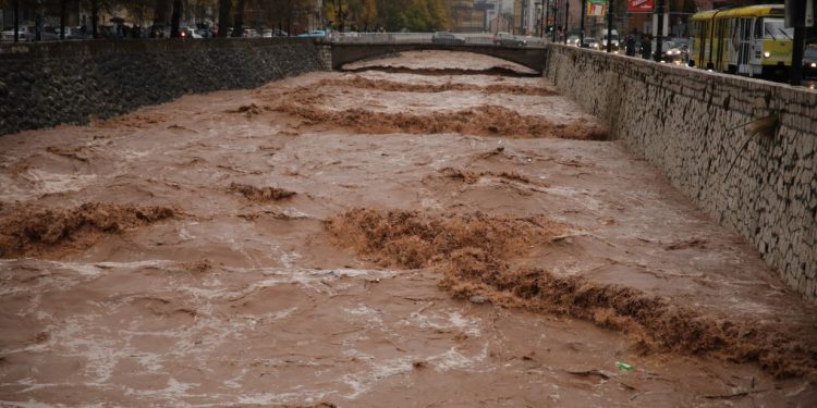 Na snazi narandžasto upozorenje zbog obilnih padavina, moguće izlijevanje vodotoka iz korita