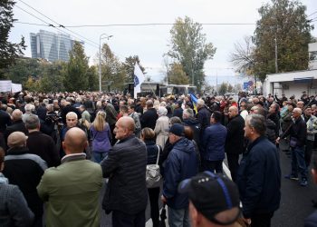Omelo ih loše vrijeme: Mizeran odziv na protest protiv Schmdita