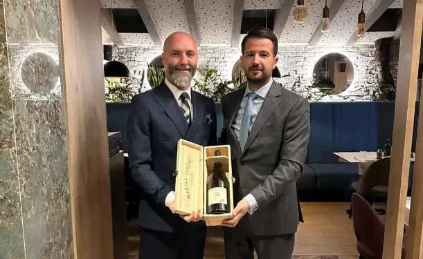 Predsjednik Crne Gore Milatović večerao u prestižnom sarajevskom restoranu Baoli. Vlasnik ga obradovao poklonom