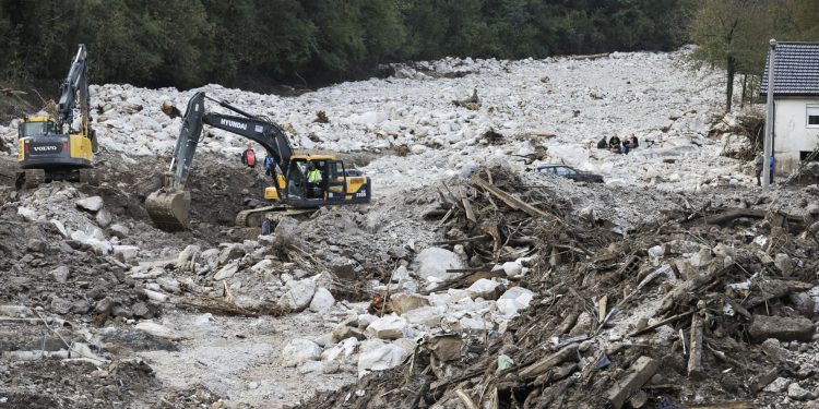 Revoltirani građani Donje Jablanice nakratko blokirali put M-17, Šabanović priznao da nema odgovor na sva pitanja