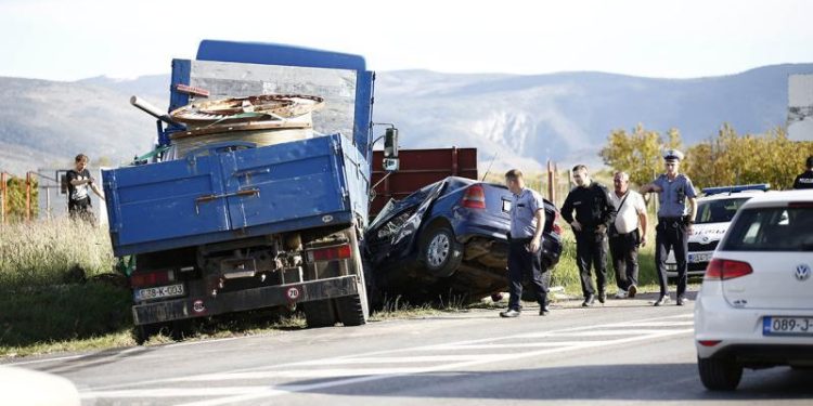 Teška saobraćajna nesreća kod Mostara: Automobil podletio pod kamion