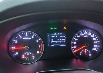 Trougao sa uzvičnikom: Da li znate šta označava ova lampica u automobilu?