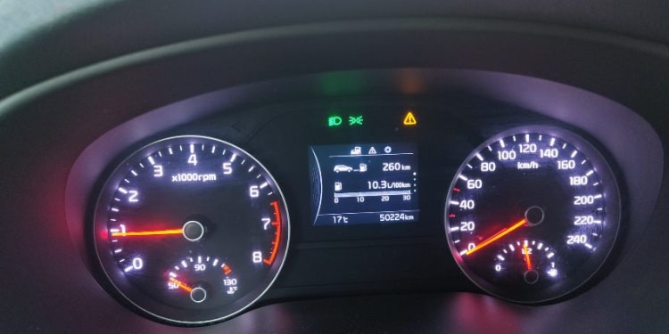 Trougao sa uzvičnikom: Da li znate šta označava ova lampica u automobilu?