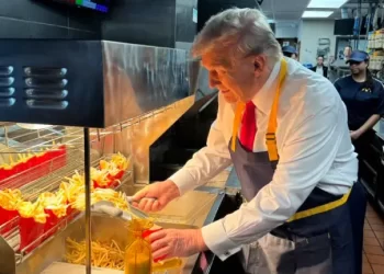 Trump otišao u McDonald's da poslužuje hranu. Ruga se Kamali Harris