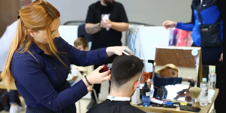 U Sarajevu danas i sutra humanitarno šišanje za pomoć ugroženim u poplavama