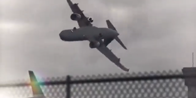 Zastrašujuće scene iz Velike Britanije: Oluja Ashley prevrtala avion. Izdato upozorenje na jak vjetar i poplave!