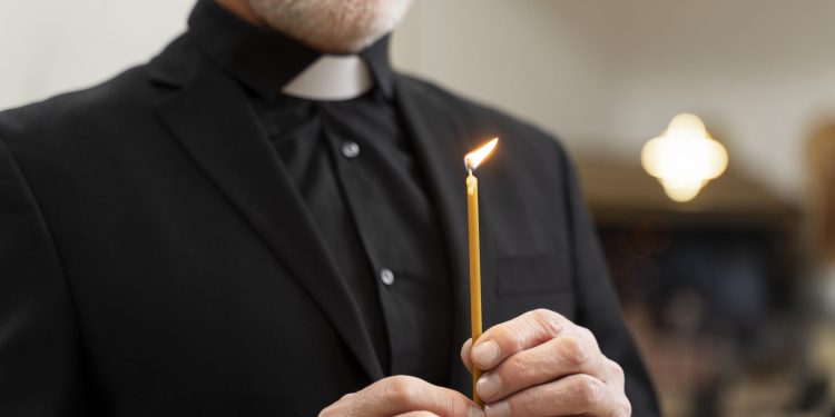 Banja Luka bruji o nezapamćenom skandalu: Pop se ‘švalerao’ sa udatom ženom, preljuba ga umalo koštala života