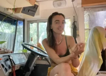 Bivša manekenka živi u školskom autobusu: ‘To je najbolji način da dijete odrasta‘