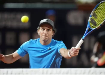 Legendarni Diego Forlan promijenio sport. Na debiju izgubio za 49 minuta